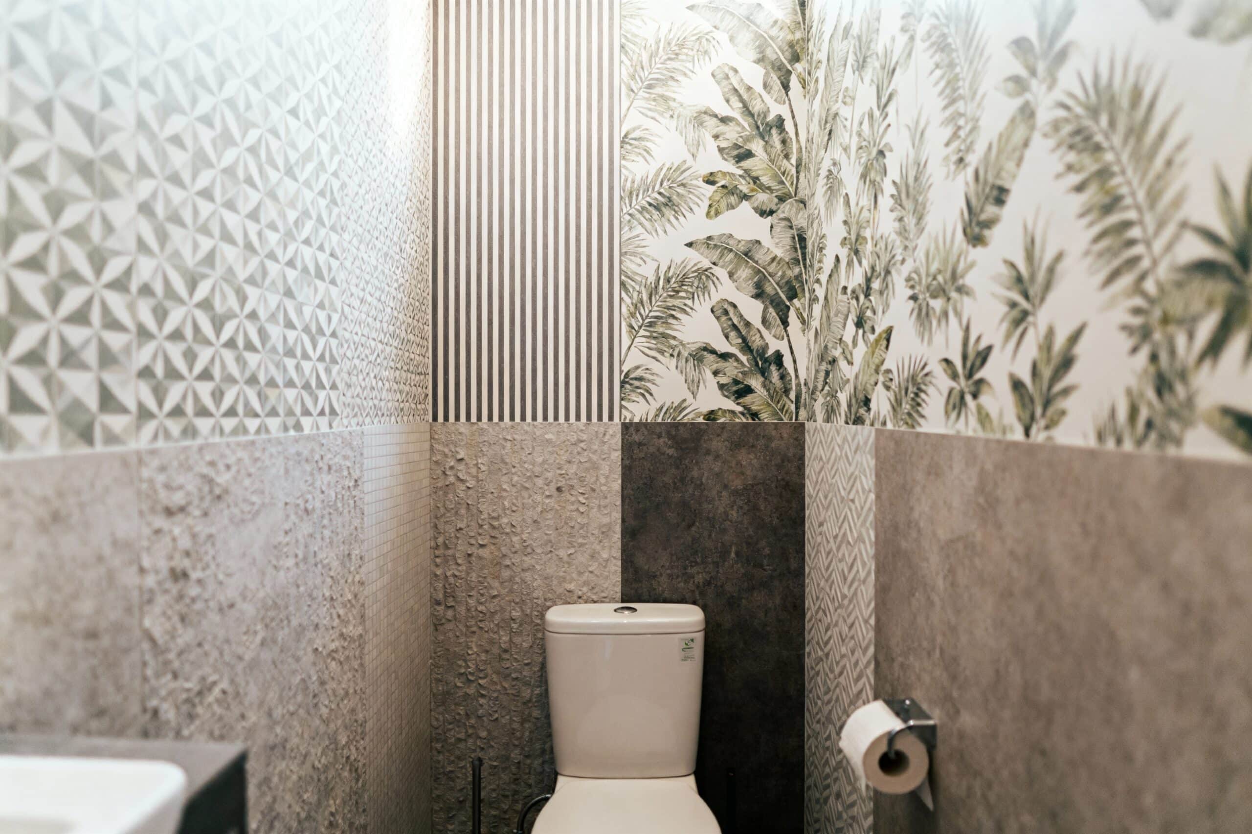 Quel papier peint pour wc 4 murs choisir ? Découvrez nos tendances